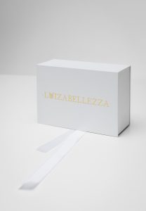 Подарочная коробка белого цвета LUIZABELLEZZA с золотой надписью, арт. 2000000000015 | Фото 2
