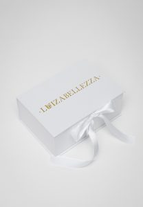 Подарочная коробка белого цвета LUIZABELLEZZA с золотой надписью, арт. 2000000000015 | Фото 1